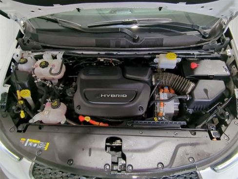 Used 2024 Chrysler Pacifica Select image 29