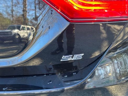 Used 2024 Toyota Camry SE image 9