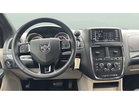 Used 2017 Dodge Grand Caravan SXT FWD image 14