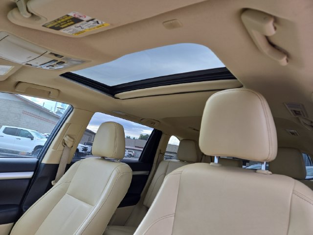 Used 2019 Toyota Highlander XLE AWD/4WD image 32