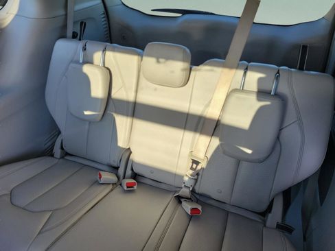 Used 2021 Chrysler Pacifica Touring-L image 11