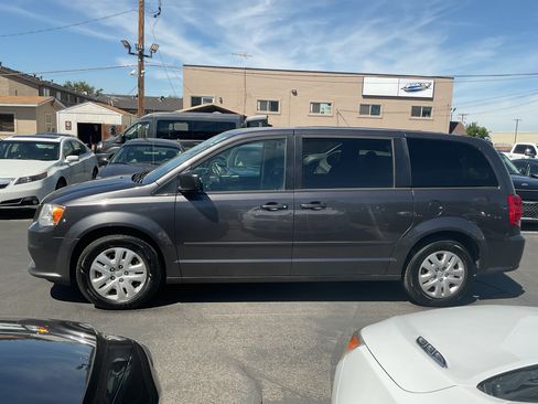 Used 2017 Dodge Grand Caravan SE w/ UConnect Hands-Free Group FWD image 5