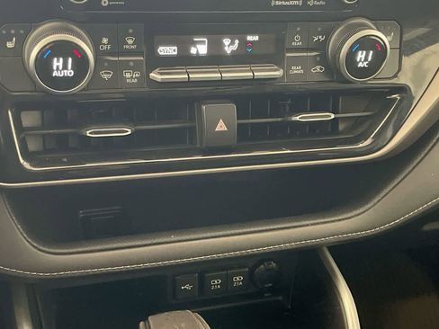 Used 2020 Toyota Highlander XLE image 19