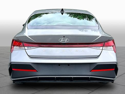 Used 2026 Hyundai Elantra SE FWD image 4