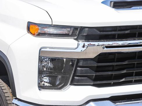 Used 2025 Chevrolet Silverado 2500 LT w/ Convenience Package AWD/4WD image 4