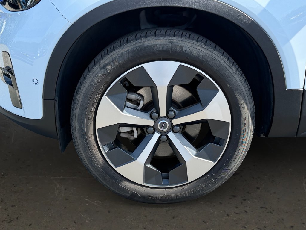 Certified 2024 Volvo XC40 B5 Plus AWD/4WD image 27