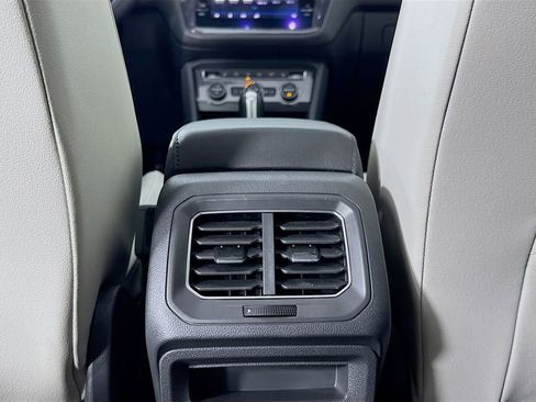 Used 2018 Volkswagen Tiguan SE w/ Panoramic Sunroof Package image 32