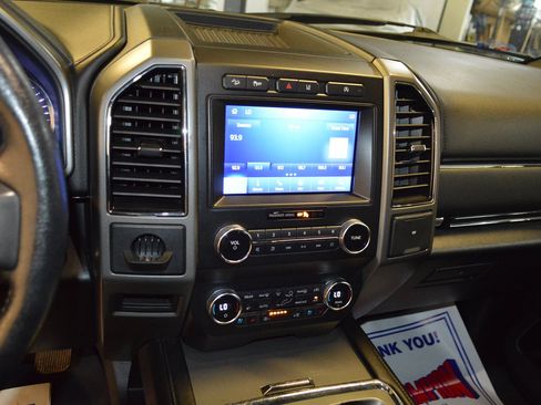 Used 2020 Ford Expedition XLT w/ Equipment Group 202A AWD/4WD image 20