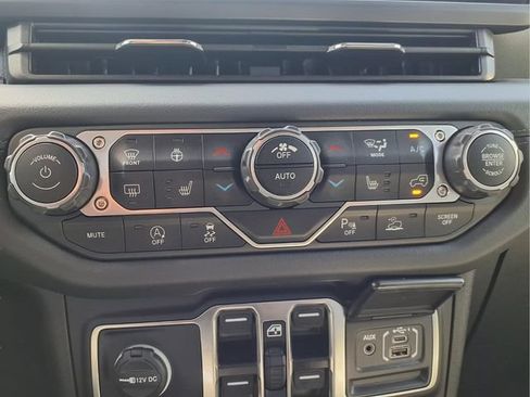 Used 2024 Jeep Gladiator Mojave w/ Technology Group AWD/4WD image 35