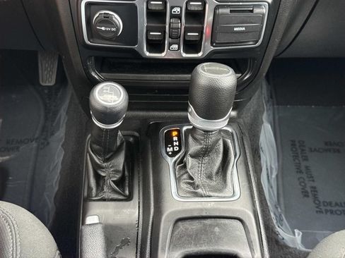 Used 2022 Jeep Gladiator Sport AWD/4WD image 12