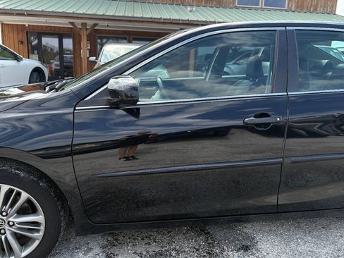 Used 2015 Toyota Camry SE w/ Moonroof Package FWD image 3