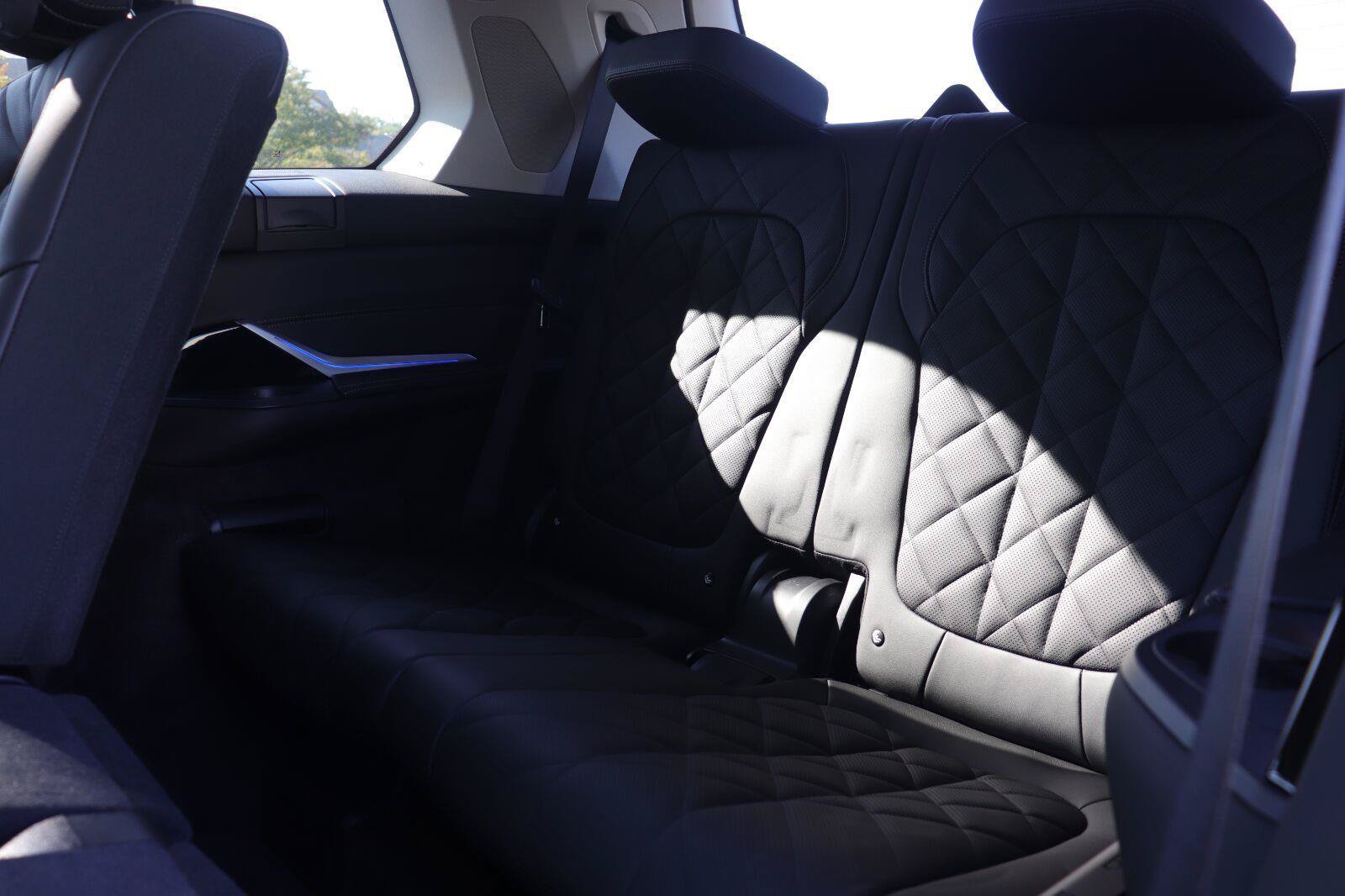 Used 2024 BMW X7 xDrive40i w/ Premium Package AWD/4WD image 14