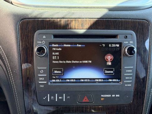 Used 2017 Chevrolet Traverse LT FWD image 19