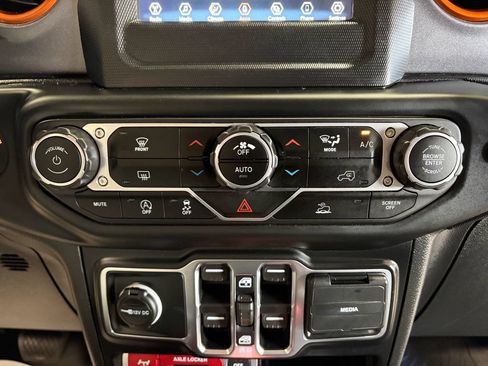 Used 2021 Jeep Gladiator Mojave w/ Trailer Tow Package AWD/4WD image 18