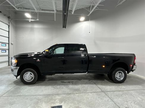 Used 2024 RAM 3500 Tradesman w/ Chrome Appearance Group image 9