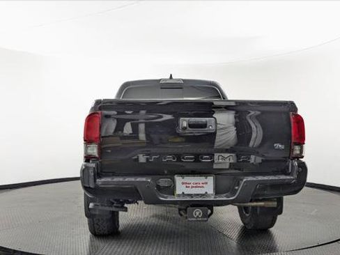 Used 2022 Toyota Tacoma TRD Sport w/ TRD Premium Sport Package AWD/4WD image 7