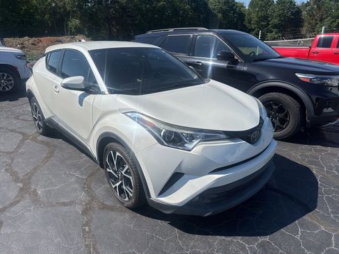 Used 2018 Toyota C-HR XLE FWD image 2
