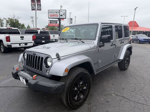 Used 2015 Jeep Wrangler Unlimited Sahara AWD/4WD image 3
