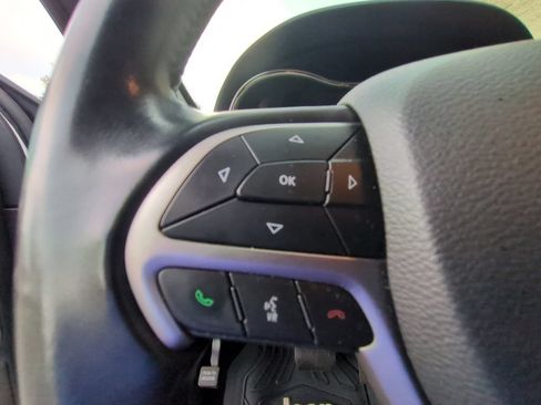 Used 2019 Jeep Grand Cherokee Laredo RWD image 12