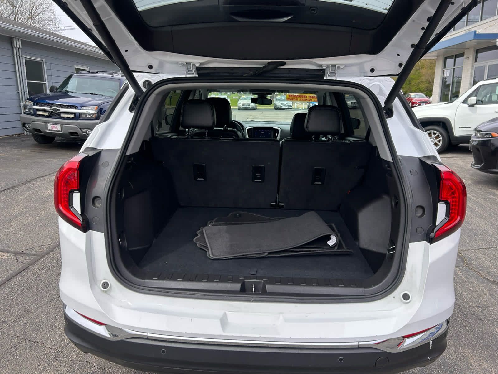 Used 2023 GMC Terrain SLT w/ Tech Package AWD/4WD image 4