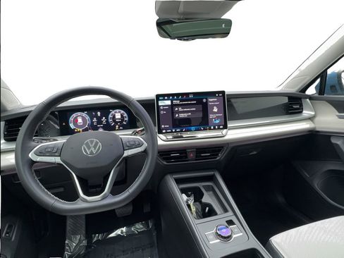 Used 2025 Volkswagen Tiguan SE w/ Panoramic Sunroof Package FWD image 33