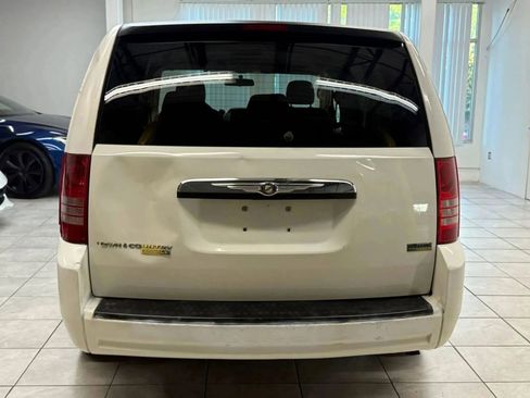 Used 2008 Chrysler Town & Country LX image 8