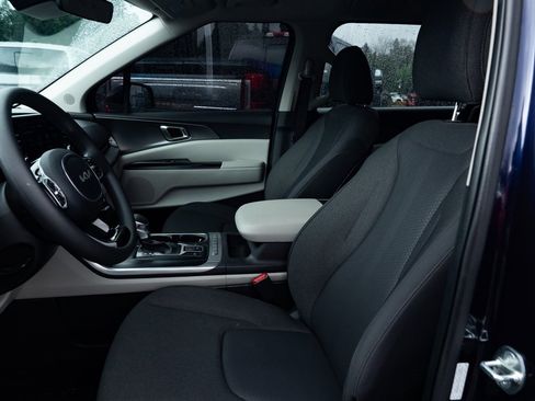 Used 2024 Kia Carnival LX image 18