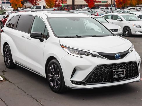 Used 2022 Toyota Sienna XSE image 5