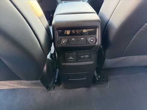 Used 2023 GMC Acadia SLT image 20