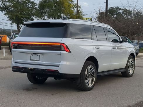 New 2026 Lincoln Navigator Premiere image 3