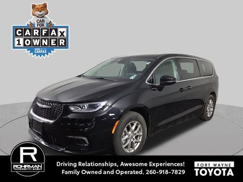 Used 2024 Chrysler Pacifica Touring-L FWD image 1