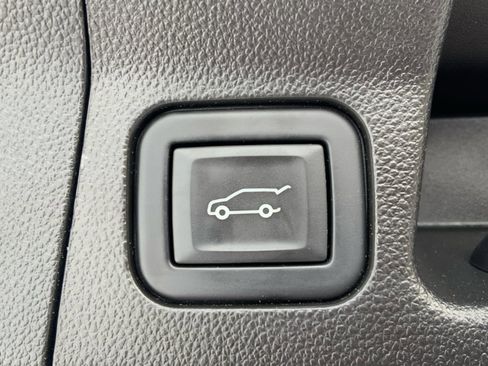 Used 2023 GMC Acadia SLE w/ Driver Convenience Package image 13