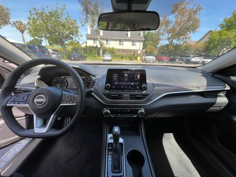 Used 2025 Nissan Altima 2.5 SV FWD image 33