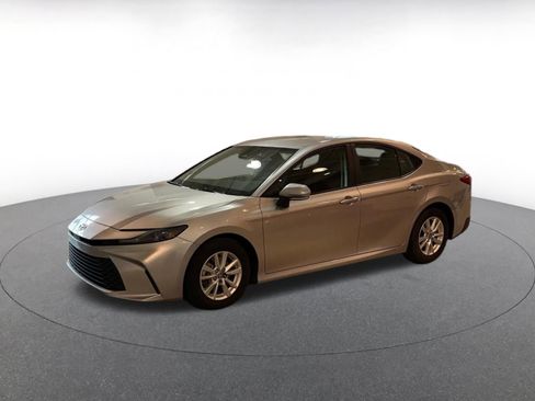 Used 2025 Toyota Camry LE image 8