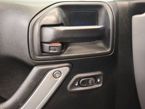 Used 2018 Jeep Wrangler Unlimited Sahara image 11