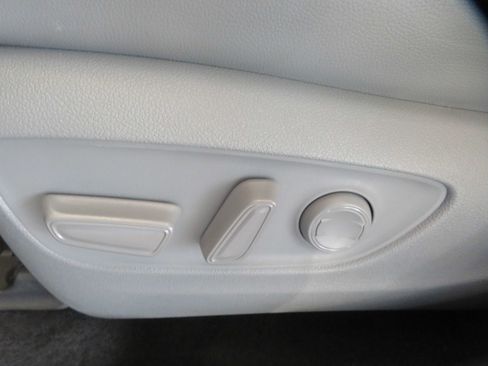 Used 2023 Toyota Highlander XLE FWD image 16
