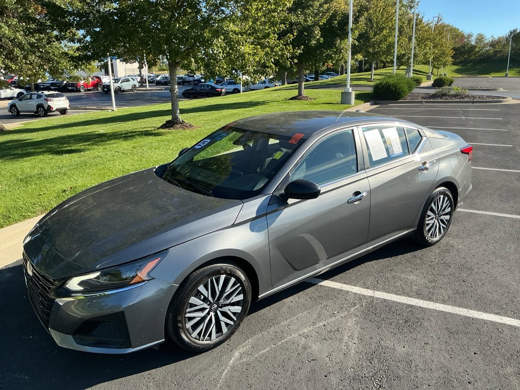 Used 2025 Nissan Altima 2.5 SV FWD image 4