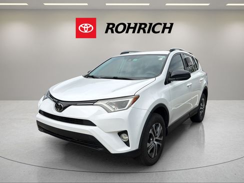 Used 2018 Toyota RAV4 LE FWD image 1
