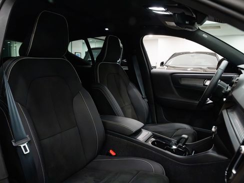 Used 2022 Volvo XC40 P8 Recharge Ultimate image 10