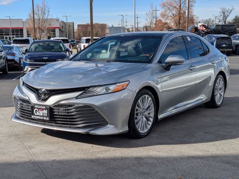 Used 2018 Toyota Camry XSE image 9