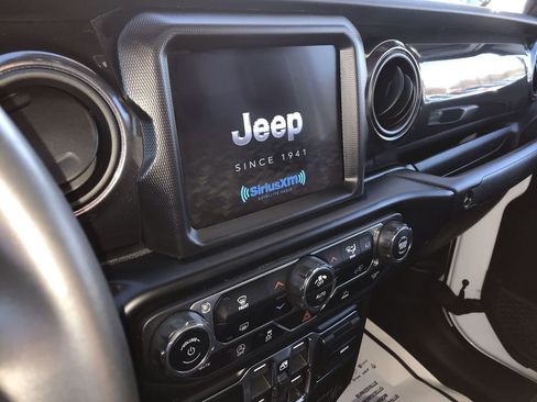 Used 2022 Jeep Gladiator Sport image 16