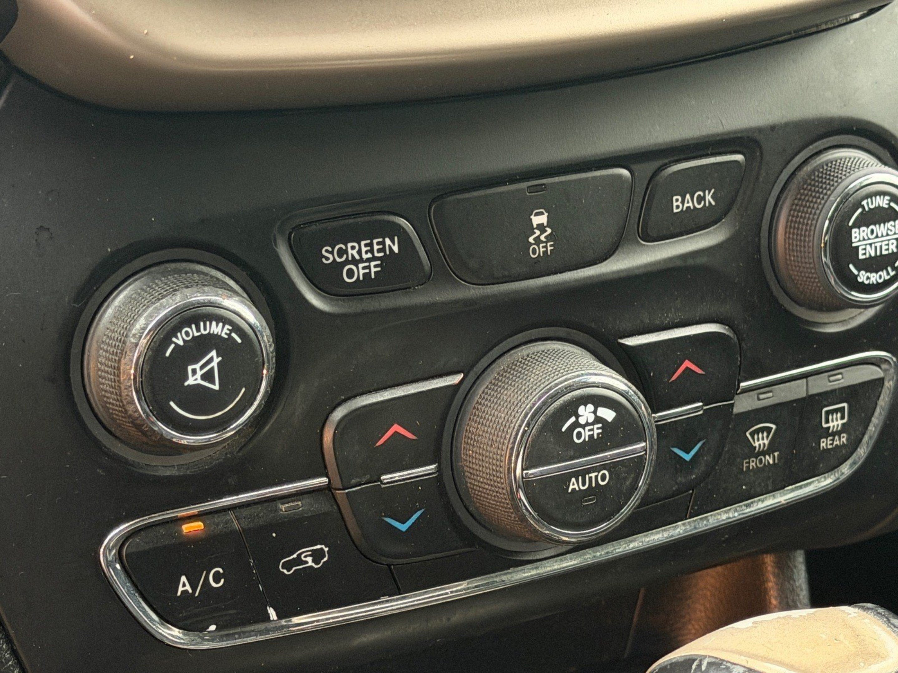 Used 2018 Jeep Cherokee Limited FWD image 20