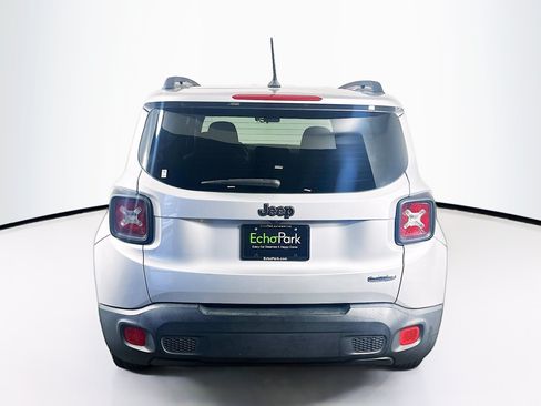 Used 2016 Jeep Renegade Latitude FWD image 7