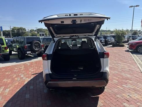 Used 2020 Toyota RAV4 Limited FWD image 29