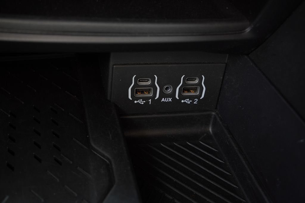 Used 2025 Chrysler Pacifica Limited FWD image 33