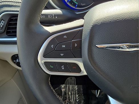 Used 2024 Chrysler Pacifica Select image 19