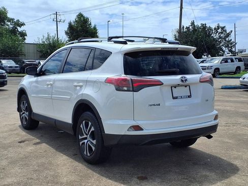 Used 2018 Toyota RAV4 LE FWD image 2