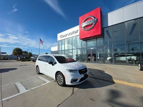 Used 2024 Chrysler Pacifica Select image 2