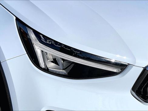 Used 2025 Volvo XC40 B5 Plus image 30