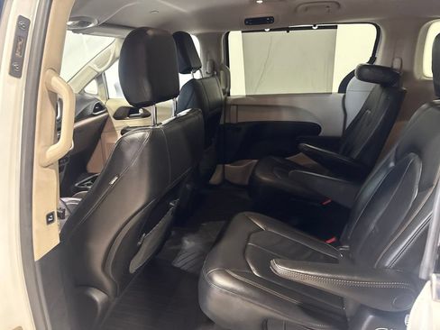 Used 2017 Chrysler Pacifica Touring-L FWD image 32